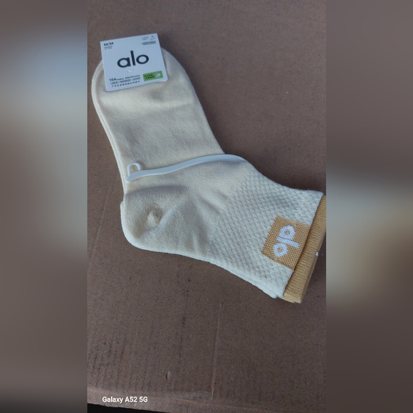 Alo Yoga Unisex Half-Crew Throwback Light Yellow with Mustard Cuff medium 7-10 - Picture 1 of 4